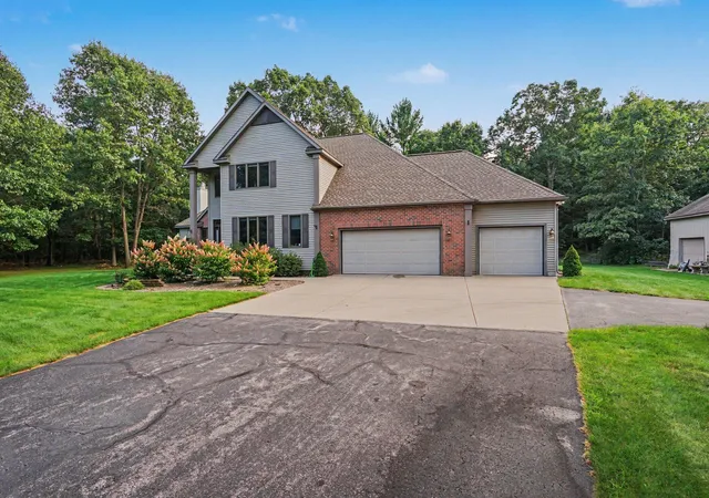 Photo 3 of Single family home for sale at 5045 Andrea Dr, Muskegon, MI 49445 | MLS# 71026046539 | Listing updated on 2026-09-05