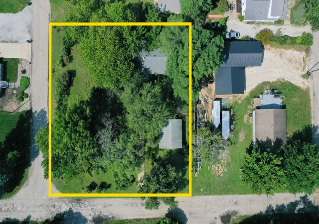 Photo 2 of Single family home for sale at 427 S Mayhew St, New Buffalo, MI 49117 | MLS# 69026046543 | Listing updated on 2026-09-03