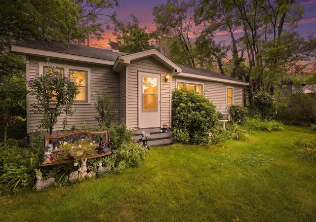 Photo 3 of Single family home for sale at 427 S Mayhew St, New Buffalo, MI 49117 | MLS# 69026046543 | Listing updated on 2026-09-03