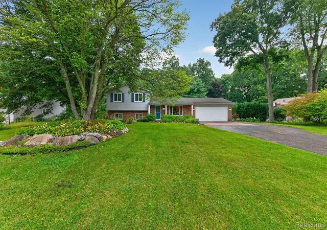 Photo 2 of Single family home for sale at 8965 Tartan Dr, Clarkston, MI 48348 | MLS# 20261070505 | Listing updated on 2026-09-16