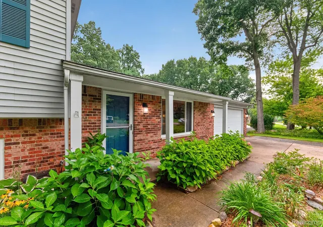 Photo 3 of Single family home for sale at 8965 Tartan Dr, Clarkston, MI 48348 | MLS# 20261070505 | Listing updated on 2026-09-16