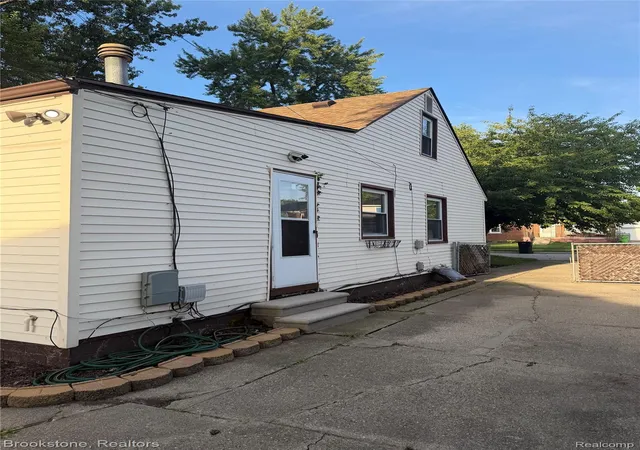 Photo 4 of Single family home for sale at 25620 Hudson St, Roseville, MI 48066 | MLS# 20261070507 | Listing updated on 2026-09-16