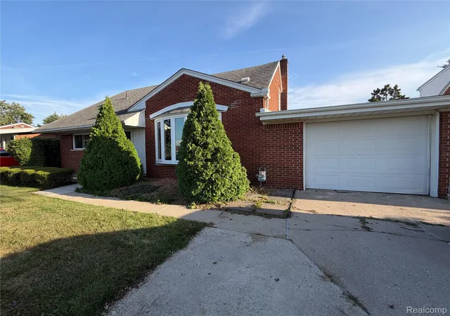 Photo 3 of Single family home for sale at 14111 Huntington St, Riverview, MI 48193 | MLS# 20261070508 | Listing updated on 2026-09-16