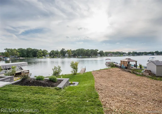 Photo 3 of Single family home for sale at 6298 Fonda Lake Dr, Brighton, MI 48116 | MLS# 20261070513 | Listing updated on 2026-09-09