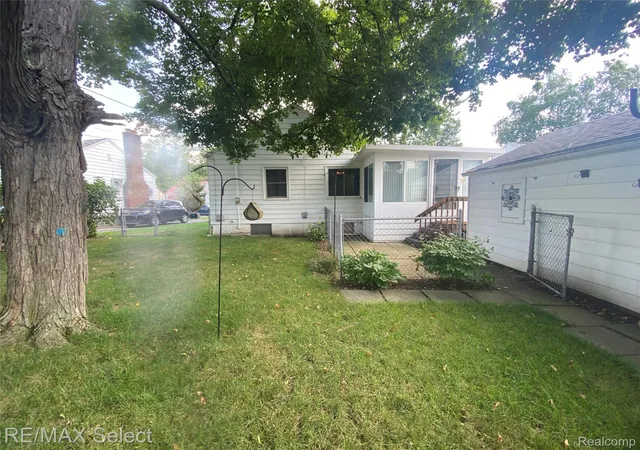 Photo 3 of Single family home for sale at 808 Mann Ave, Flint, MI 48503 | MLS# 20261070514 | Listing updated on 2026-09-03