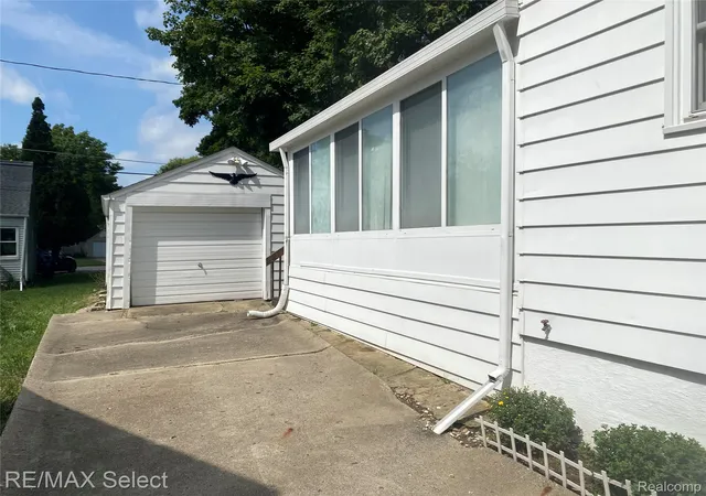 Photo 3 of Single family home for sale at 808 Mann Ave, Flint, MI 48503 | MLS# 20261070514 | Listing updated on 2026-09-03