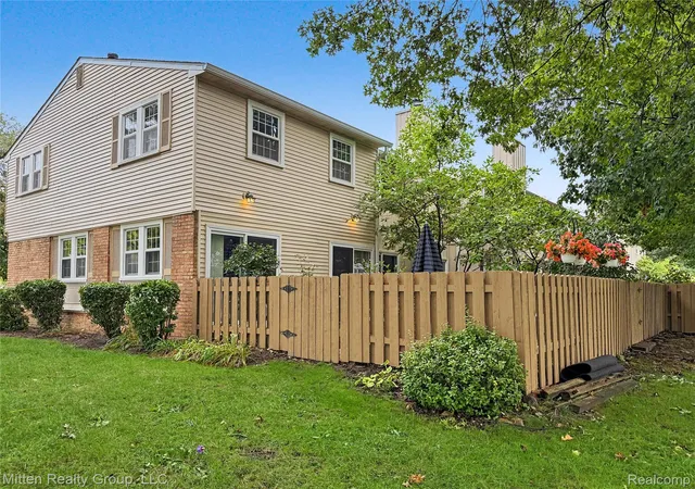 Photo 3 of Condo for sale at 1699 Brentwood Dr, Troy, MI 48098 | MLS# 20261070520 | Listing updated on 2026-09-15