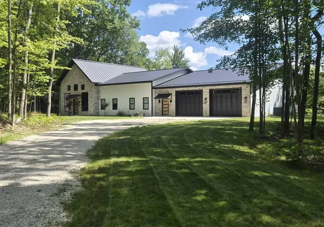 Photo 2 of Single family home for sale at 6468 Dunhill Dr, Stanwood, MI 49346 | MLS# 77080073128 | Listing updated on 2026-09-09