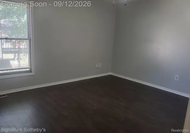 Photo 4 of Single family home for sale at 605 Amelia Ave S, Royal Oak, MI 48073 | MLS# 20261070553 | Listing updated on 2026-09-12