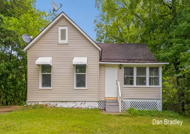Photo 3 of Single family home for sale at 908 S Lafayette St, Greenville, MI 48838 | MLS# 65026046586 | Listing updated on 2026-09-02