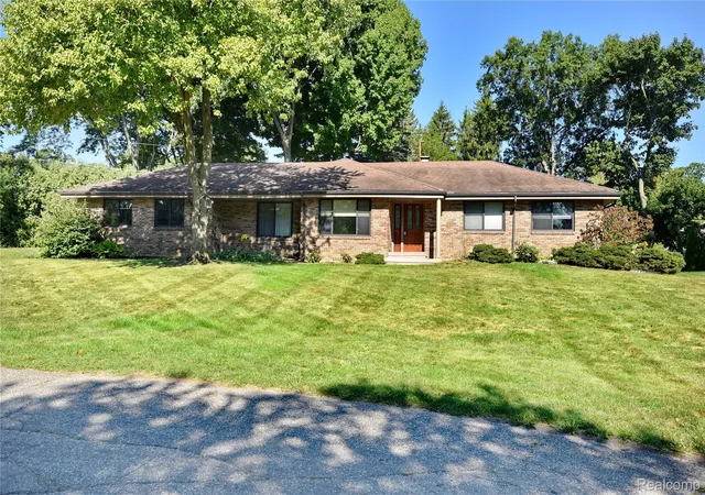 Photo 1 of Sale Pending at 280 Wendy Ln, Bloomfield Hills, MI 48302 | MLS# 20261070555 | Listing updated on 2026-09-11