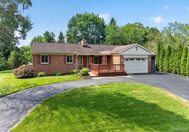 Photo 1 of Single family home for sale at 5517 Starwood Dr, Commerce Township, MI 48382 | MLS# 20261070565 | Listing updated on 2026-09-15