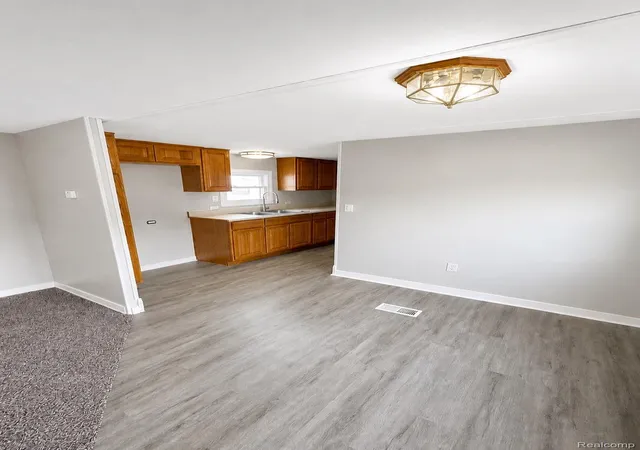 Photo 4 of Single family home for sale at 107 Foxpointe Ct, Swartz Creek, MI 48473 | MLS# 20261070566 | Listing updated on 2026-10-07