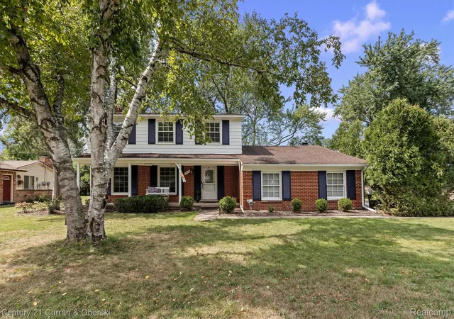 Photo 1 of Single family home for sale at 25137 Castlereigh Dr, Farmington Hills, MI 48336 | MLS# 20261070576 | Listing updated on 2026-09-18