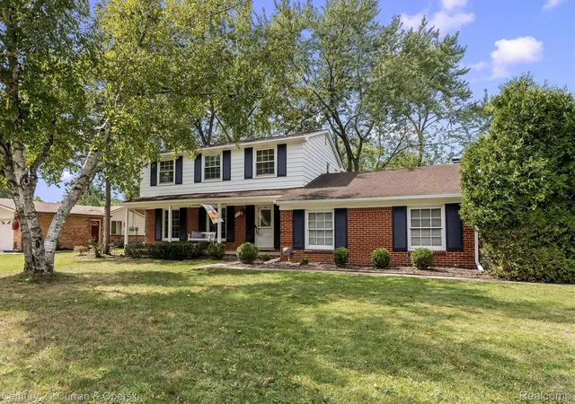 Photo 2 of Single family home for sale at 25137 Castlereigh Dr, Farmington Hills, MI 48336 | MLS# 20261070576 | Listing updated on 2026-09-18