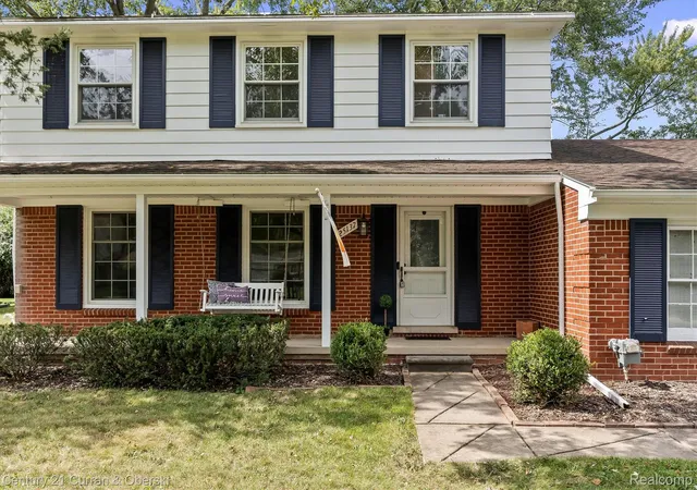 Photo 3 of Single family home for sale at 25137 Castlereigh Dr, Farmington Hills, MI 48336 | MLS# 20261070576 | Listing updated on 2026-09-18