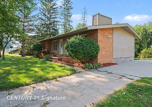 Photo 2 of Single family home for sale at 886 W Walnut St, Saint Charles, MI 48655 | MLS# 61050220569 | Listing updated on 2026-09-09
