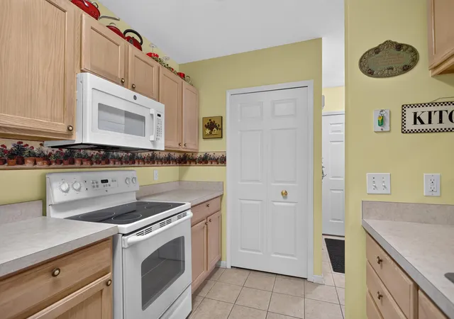 Photo 2 of Condo for sale at 718 W Barrington Cir, Jackson, MI 49203 | MLS# 55026046606 | Listing updated on 2026-09-15