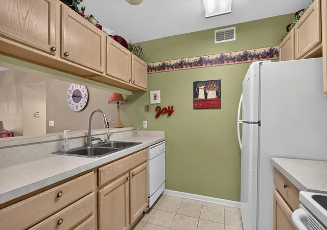 Photo 3 of Condo for sale at 718 W Barrington Cir, Jackson, MI 49203 | MLS# 55026046606 | Listing updated on 2026-09-15