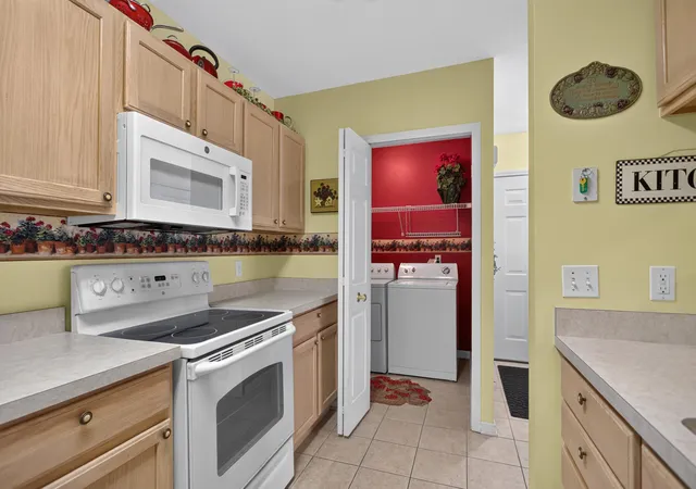 Listing Photo 4 - Condo for sale in building located at 718 W Barrington Cir, Jackson, MI 49203