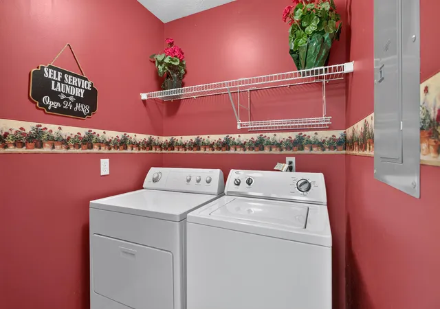 Listing Photo 5 - Condo for sale in building located at 718 W Barrington Cir, Jackson, MI 49203