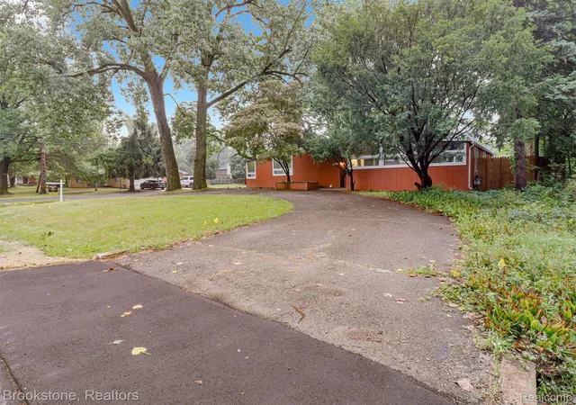 Photo 3 of Single family home for sale at 19741 Mahon St, Southfield, MI 48075 | MLS# 20261070587 | Listing updated on 2026-09-07