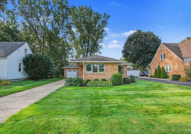 Photo 2 of Single family home for sale at 24 E 32nd Street, Holland, MI 49423 | MLS# 71026046614 | Listing updated on 2026-09-16