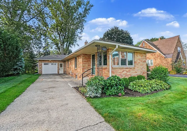 Photo 3 of Single family home for sale at 24 E 32nd Street, Holland, MI 49423 | MLS# 71026046614 | Listing updated on 2026-09-16