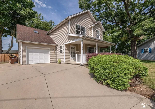 Photo 2 of Single family home for sale at 834 Navarre St, Monroe, MI 48161 | MLS# 57050220578 | Listing updated on 2026-09-11