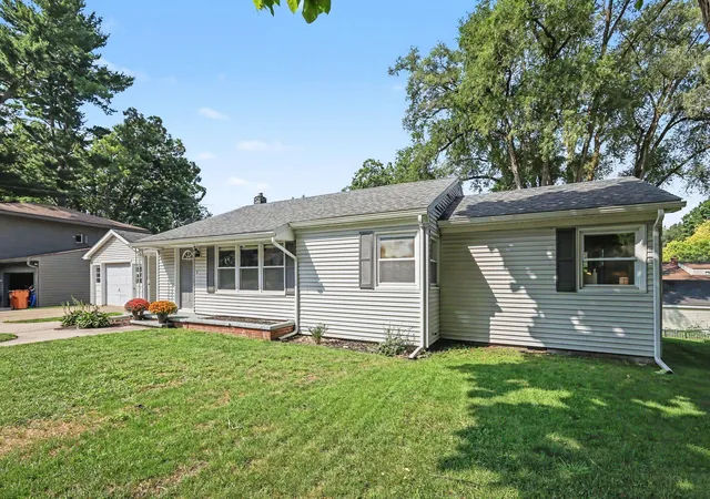 Photo 3 of Single family home for sale at 832 N Jefferson St, Lowell, MI 49331 | MLS# 65026046622 | Listing updated on 2026-09-29