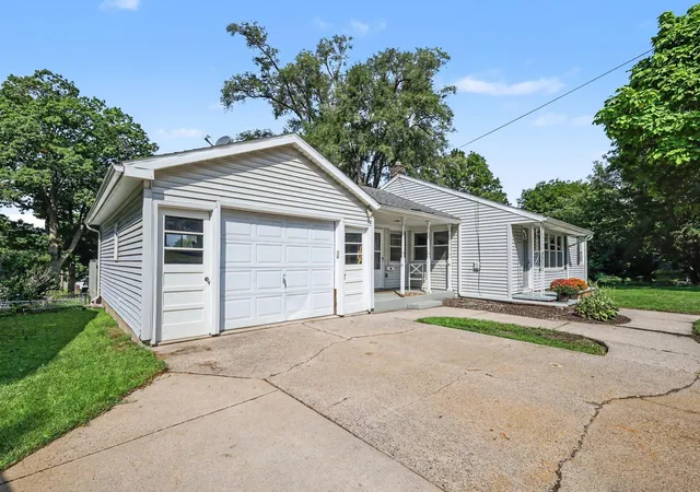 Photo 3 of Single family home for sale at 832 N Jefferson St, Lowell, MI 49331 | MLS# 65026046622 | Listing updated on 2026-09-29