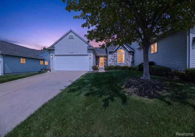 Listing Photo 2 - Condo for sale in building located at 753 Challenging Trl, South Lyon, MI 48178