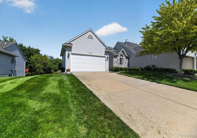 Listing Photo 3 - Condo for sale in building located at 753 Challenging Trl, South Lyon, MI 48178
