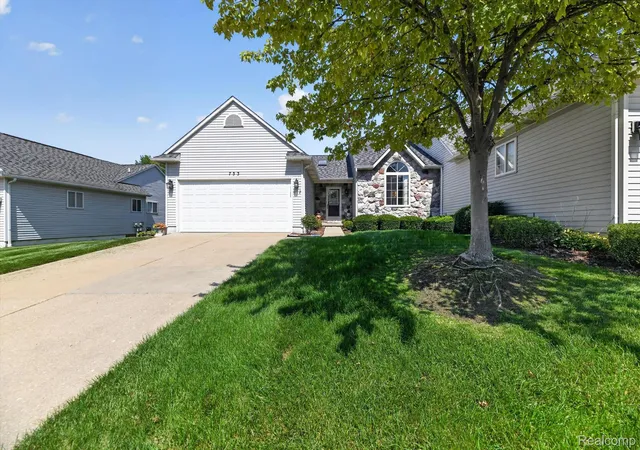 Listing Photo 5 - Condo for sale in building located at 753 Challenging Trl, South Lyon, MI 48178