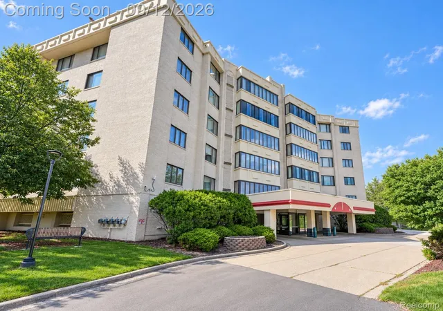 Listing Photo 5 - Condo for sale in building located at 43050 12 Oaks Crescent Dr, Oakland, MI 48377 - Unit #4055