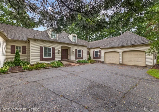 Photo 3 of Single family home for sale at 9837 Burning Tree Dr, Grand Blanc, MI 48439 | MLS# 20261070645 | Listing updated on 2026-09-13