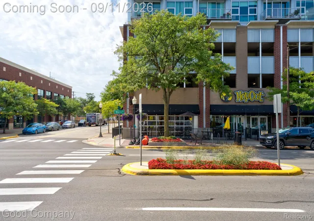 Listing Photo 2 - Condo for sale in building located at 100 W 5Th St, Royal Oak, MI 48073 - Unit #804
