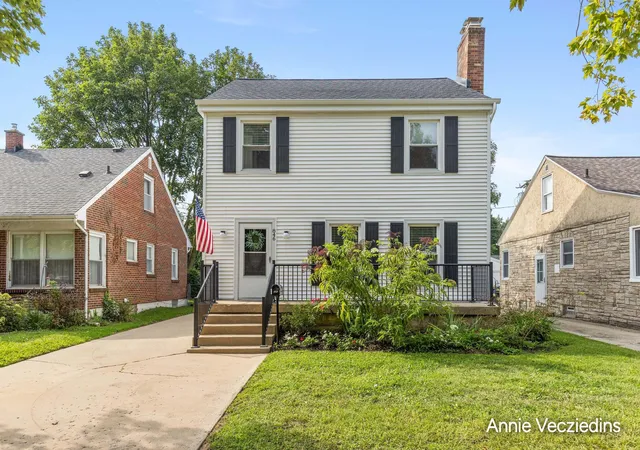 Photo 1 of Sale Pending at 846 Lake Michigan Dr Nw, Grand Rapids, MI 49504 | MLS# 65026046634 | Listing updated on 2026-09-12