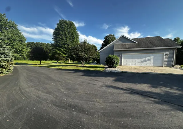Photo 4 of Single family home for sale at 5752 Windsong Dr, Delton, MI 49046 | MLS# 65026046633 | Listing updated on 2026-09-08