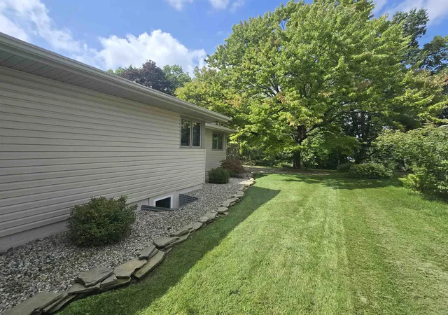 Photo 3 of Single family home for sale at 816 Campbell Dr, Owosso, MI 48867 | MLS# 60050220589 | Listing updated on 2026-10-02