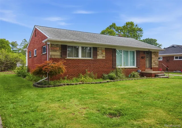 Photo 2 of Single family home for sale at 932 N Esplanade St, Mount Clemens, MI 48043 | MLS# 20261070678 | Listing updated on 2026-09-16
