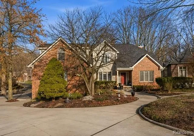 Photo 2 of Single family home for sale at 28690 Wintergreen Ct, Farmington Hills, MI 48331 | MLS# 20261070681 | Listing updated on 2026-09-03