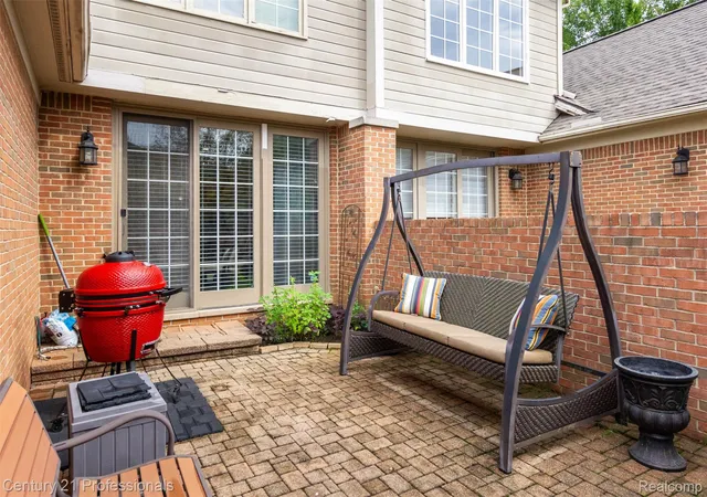 Listing Photo 2 - Condo for sale in building located at 111 Charleston Dr, Troy, MI 48098