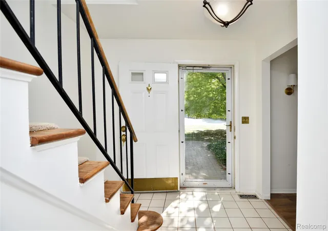 Photo 2 of Single family home for sale at 4663 Ml Pond Dr, Troy, MI 48085 | MLS# 20261070688 | Listing updated on 2026-09-03