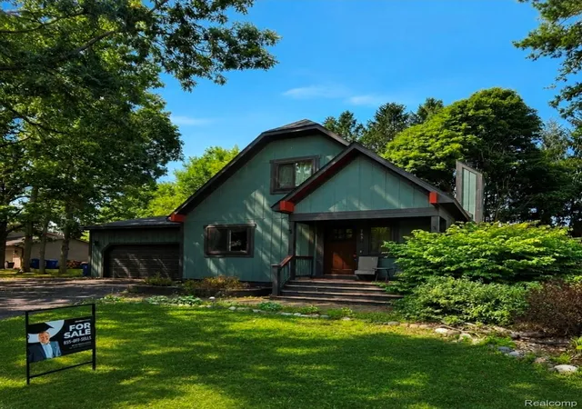 Photo 1 of Single family home for sale at 705 Estes Ct, Waterford, MI 48327 | MLS# 20261070696 | Listing updated on 2026-09-14