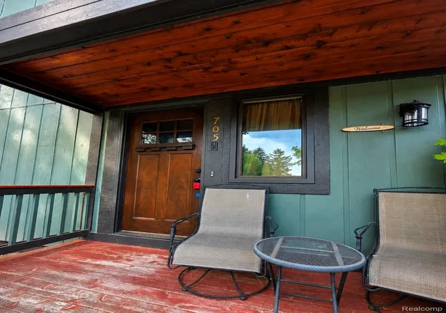 Photo 2 of Single family home for sale at 705 Estes Ct, Waterford, MI 48327 | MLS# 20261070696 | Listing updated on 2026-09-14