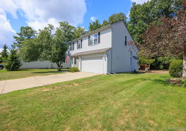 Photo 2 of Single family home for sale at 2772 Moosewood Dr, Waterford, MI 48329 | MLS# 20261070705 | Listing updated on 2026-09-13