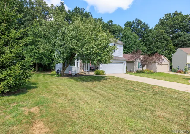 Photo 2 of Single family home for sale at 2772 Moosewood Dr, Waterford, MI 48329 | MLS# 20261070705 | Listing updated on 2026-09-13