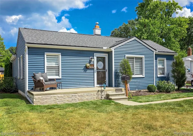 Photo 2 of Single family home for sale at 28036 Larchmont St, Saint Clair Shores, MI 48081 | MLS# 20261070771 | Listing updated on 2026-09-15