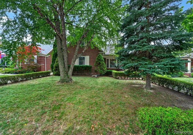 Photo 3 of Single family home for sale at 2925 Bembridge Rd, Royal Oak, MI 48073 | MLS# 20261070773 | Listing updated on 2026-10-06